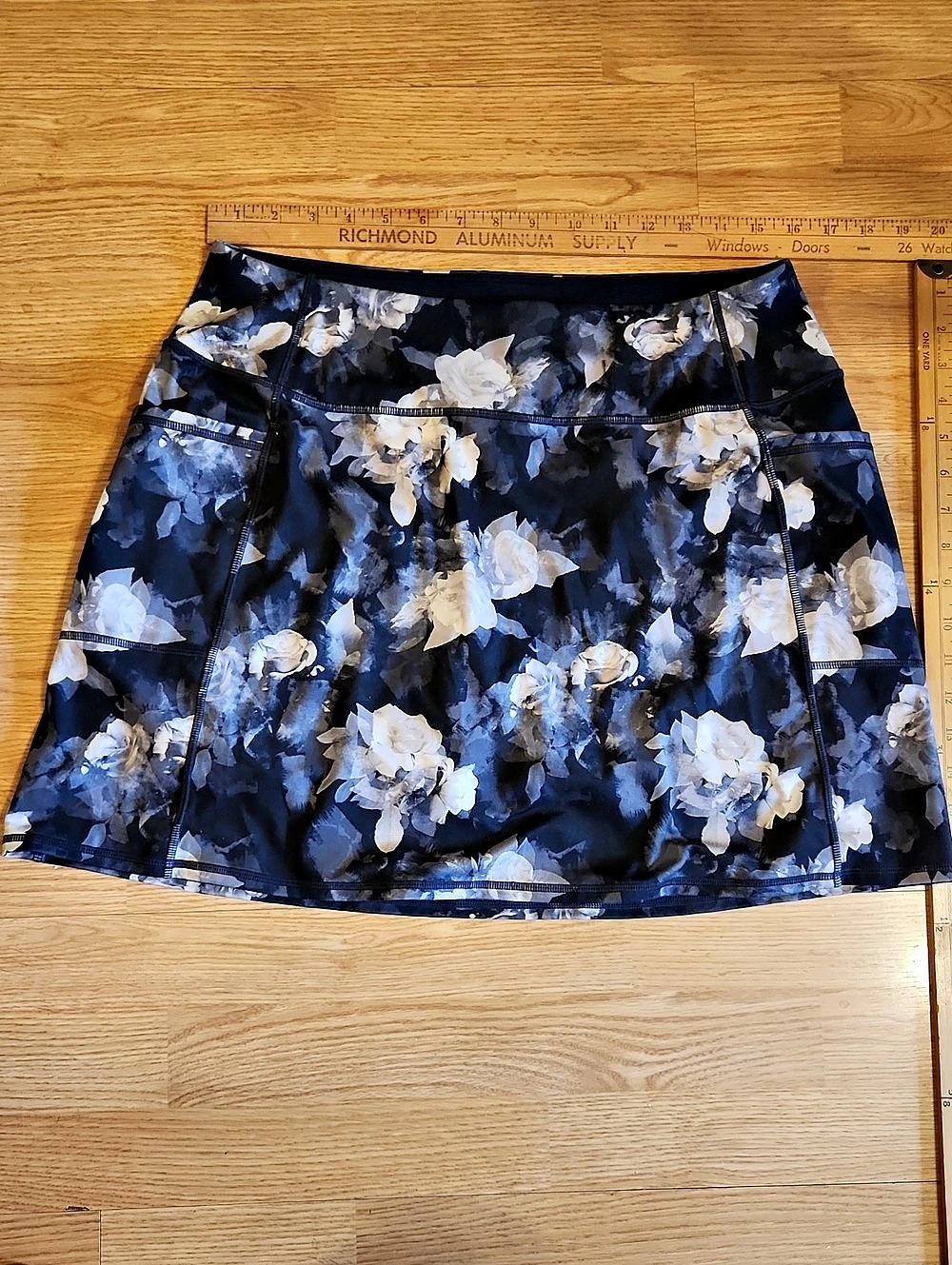 Sketchers Mini Skort in Black Floral Print Like New